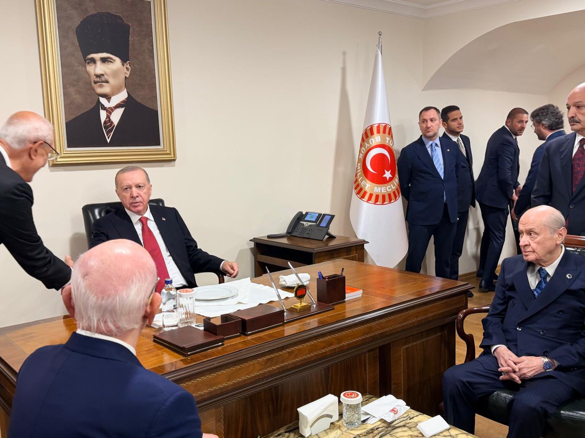 FeyziBerdibek1's tweet photo. 📍TBMM

TBMM 28. Dönem 5. Yasama Yılı’nın açılışı vesilesiyle Gazi Meclisimizde Cumhurbaşkanımız Sayın @RTErdogan ve Cumhur İttifakı ortağımız Milliyetçi Hareket Partisi Genel Başkanı Sayın Devlet BAHÇELİ ile bir araya geldik.

Kıymetli büyüklerimize, Rabbimden ülkemize ve milletimize hizmet yolunda nice sağlık, sıhhat, huzur ve hayırlı uzun ömürler diliyorum.