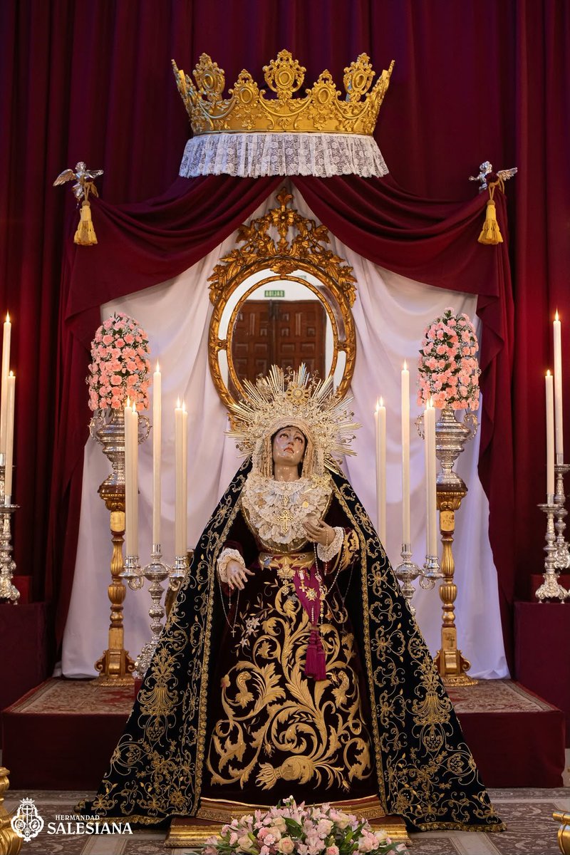 HdadSalesiana's tweet photo. ⚜️ 𝐁𝐄𝐒𝐀𝐌𝐀𝐍𝐎𝐒 𝐌𝐀𝐑𝐈́𝐀 𝐒𝐀𝐍𝐓𝐈́𝐒𝐈𝐌𝐀 𝐃𝐄𝐋 𝐀𝐔𝐗𝐈𝐋𝐈𝐎

María Santísima del Auxilio ya preside el altar de cultos dispuesto en su honor en el Santuario Inspectorial de María Auxiliadora Coronada.

Durante los días 1, 2 y 3 de octubre, nuestra amantísima Titular permanecerá expuesta en devoto besamanos para la veneración de todos sus fieles y devotos.

El sábado 3 de octubre, a las 19:30h, tendrá lugar la Solemne Función Religiosa en su honor.

Acudamos a su encuentro y hagamos de estos días una oportunidad para detenernos, acercarnos a María y poner en sus manos aquello que llevamos en  nuestro interior.

📸 @j16photos 

#CofradíasMLG
#EstaEsTuCasa