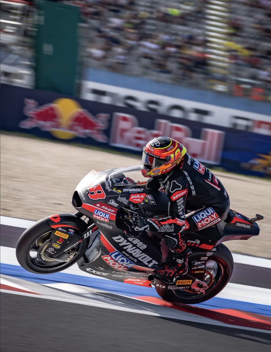 Joaan_GP's tweet photo. A ver por aquí hablamos mucho de cómo está la cosa en MotoGP (como para no hacerlo, todo por decidir y esto será un final de infarto.😮‍💨)

Pero poco se habla de que Izan está a 35pts de Manu y aquí aún hay mundial.. ¿Quién creéis que se lo lleva? y ¿Team Guevara o team Manu? 👀 https://t.co/VYbrXwclKb