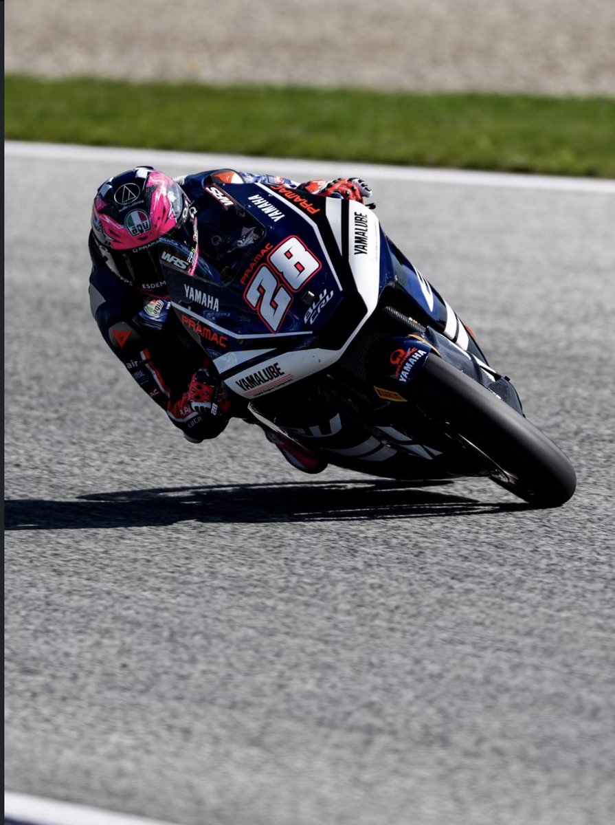 Joaan_GP's tweet photo. A ver por aquí hablamos mucho de cómo está la cosa en MotoGP (como para no hacerlo, todo por decidir y esto será un final de infarto.😮‍💨)

Pero poco se habla de que Izan está a 35pts de Manu y aquí aún hay mundial.. ¿Quién creéis que se lo lleva? y ¿Team Guevara o team Manu? 👀 https://t.co/VYbrXwclKb