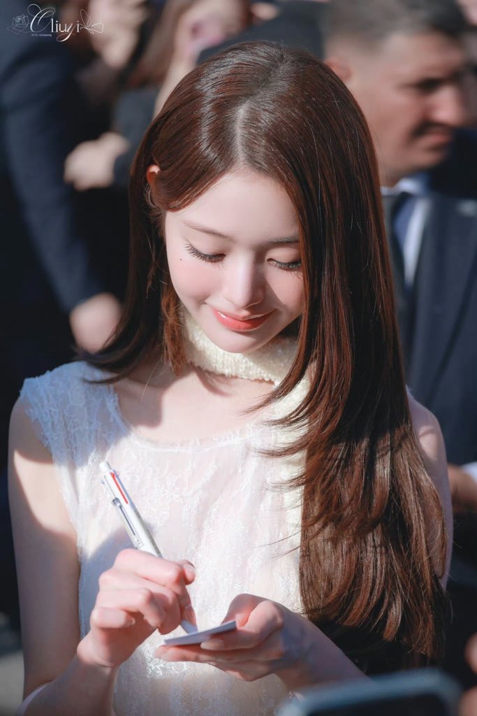 Knifedi's tweet photo. Wonyoung’s natural sophistication highlights the delicate craftsmanship behind every Dior piece.

WONYOUNG IN DIOR
#WonyoungDiorSummer27
#JANGWONYOUNG
#WONYOUNG
#DiorSummer27 @Dior https://t.co/w5ZDSXk5qi