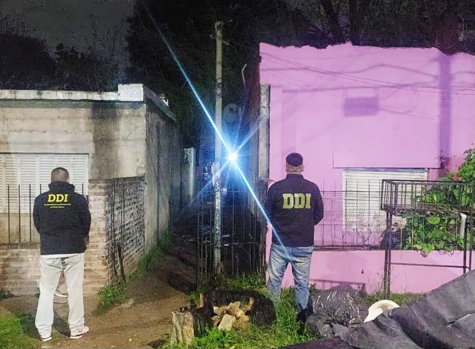 mauroszeta's tweet photo. 🚨 MATARON A UNA NENA DE 11 AÑOS, QUISIERON FINGIR UN SUICIDIO: MADRE, ABUELA Y TÍOS, PRESOS
- Fue en Berazategui
- La autopsia fue clave para determinar que fue un crimen.
- Noticia en desarrollo https://t.co/2TvlJo9wdr