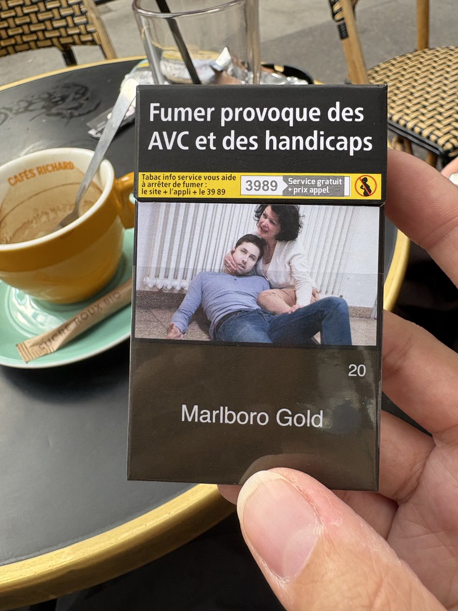 rebeccafeclope's tweet photo. fumer provoque des situationship https://t.co/tWO4U7Cr99