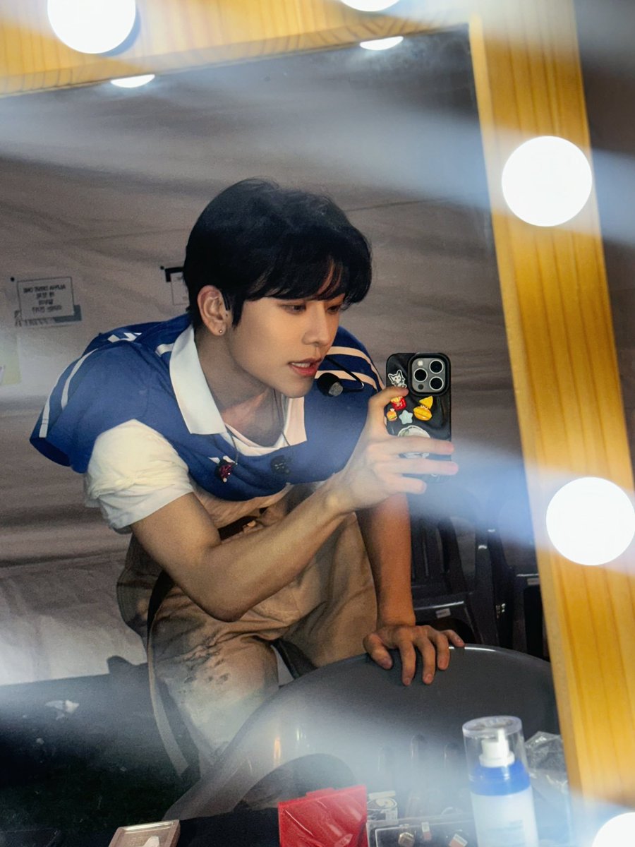 xxinlongie's tweet photo. ⚡️ : I'm a college student Longie again today https://t.co/bEgXwRMw7v
