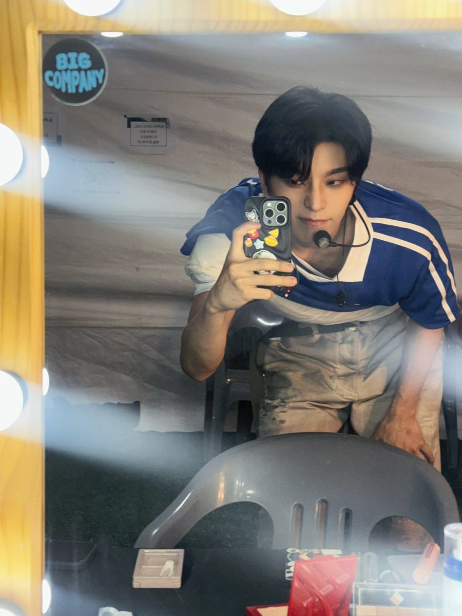 xxinlongie's tweet photo. ⚡️ : I'm a college student Longie again today https://t.co/bEgXwRMw7v