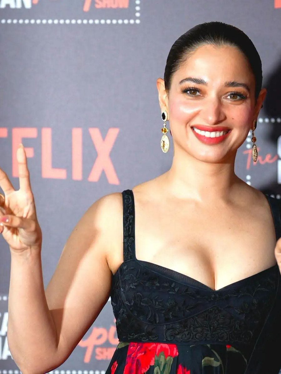 GlamQueensHQ's tweet photo. 🖤✨ Tamannaah Bhatia looking effortlessly elegant in black. 🌹🔥
#TamannaahBhatia #GlamQueens #BlackLook #CelebrityStyle #IndianBeauty #FashionIcon #Glamour #RedCarpetStyle #IndianActress #CelebrityFashion #StyleGoals #ElegantStyle #FashionInspo #TimelessBeauty https://t.co/FLxsjgX105