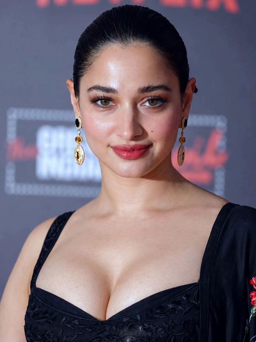 GlamQueensHQ's tweet photo. 🖤✨ Tamannaah Bhatia looking effortlessly elegant in black. 🌹🔥
#TamannaahBhatia #GlamQueens #BlackLook #CelebrityStyle #IndianBeauty #FashionIcon #Glamour #RedCarpetStyle #IndianActress #CelebrityFashion #StyleGoals #ElegantStyle #FashionInspo #TimelessBeauty https://t.co/FLxsjgX105