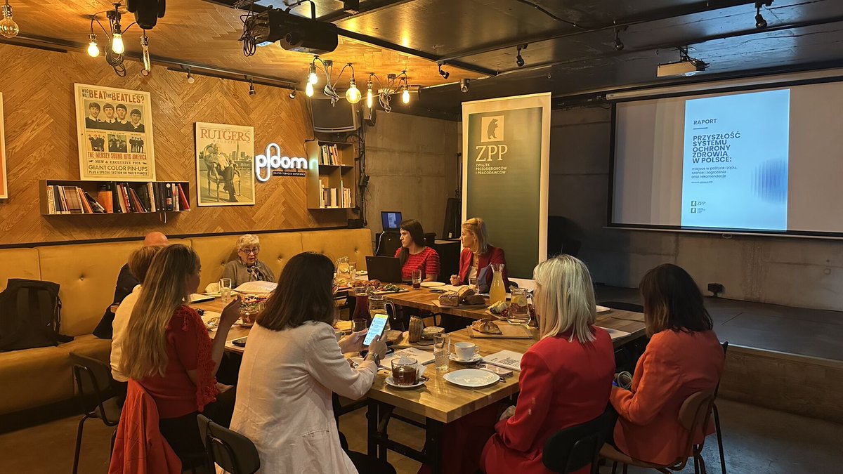 ZPPnetpl's tweet photo. 📢 Podczas dzisiejszego Międzynarodowego Dnia Pracownika Ochrony Zdrowia odbywa się spotkanie inaugurujące raport " Przyszłość ochrony zdrowia w Polsce miejsce w polityce rządu, szanse i zagrożenia oraz rekomendacje."

➡️ W ramach spotkania wspólnie Aleksandra Kurowska – Redaktor Naczelna @CowZdrowiu i Aleksandra Sienkiewicz – Dyrektor Forum Zdrowia ZPP z naszymi gośćmi omawiamy 6 bloków tematycznych raportu:
📋 Profilaktyka zdrowotna, kształtowanie postaw prozdrowotnych, zdrowie publiczne
📋 Dobrostan psychiczno-fizyczny, a jakość i długość życia
📋 Miejsce medycyny prywatnej w sektorze ochrony zdrowia
📋 Rozwiązania telemedyczne – korzyści dla pacjentów oraz personelu medycznego
📋 Efektywne wykorzystanie potencjału kadr medycznych

Więcej szczegółów już wkrótce!