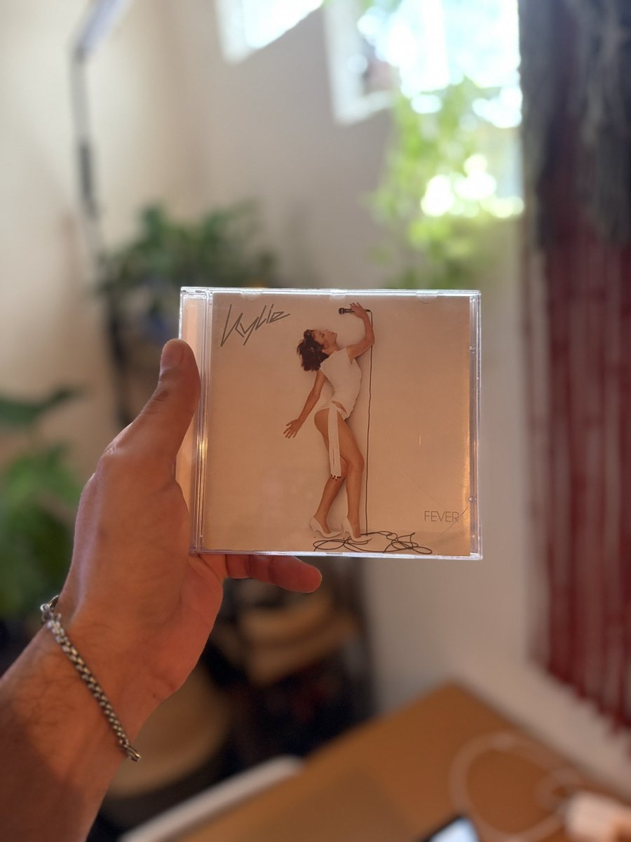 jeffeeb's tweet photo. parece q foi ontem @kylieminogue https://t.co/yOyuCewOcm