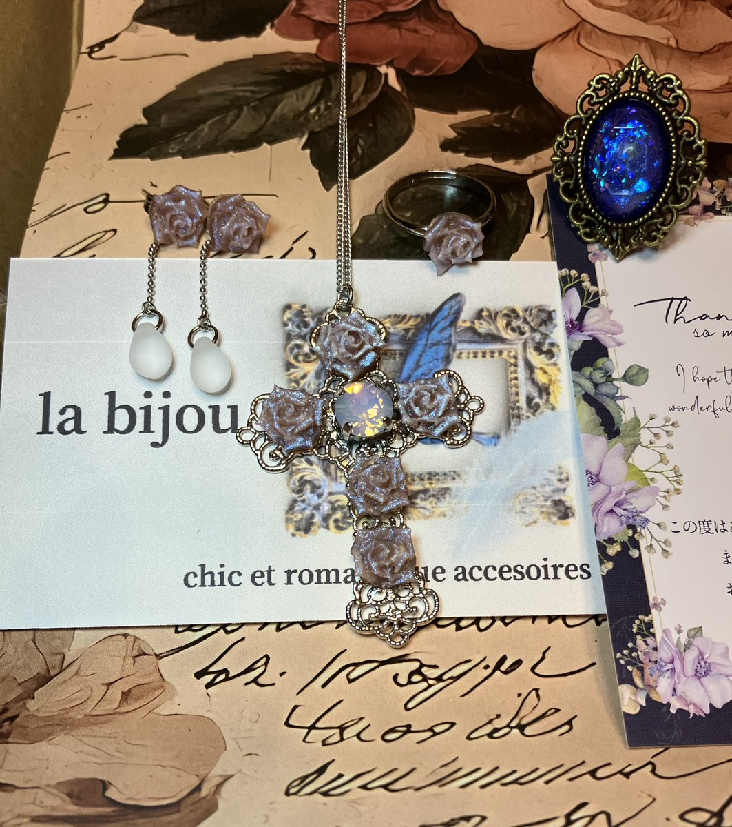 kaorisuncatcher's tweet photo. la bijou様の作品は全部素敵でいつも迷ってしまいお迎え出来ずにいました
しかし！
サフィレットと薔薇をモチーフにした作品が素敵で決めました❣️
青色がふわっと浮かぶ薔薇が謎めいて麗しい🌹
ノベルティの魔女のリングも魔法が使えそうです🪄︎︎✨
ありがとうございました🥰 https://t.co/ZbHeWirklf