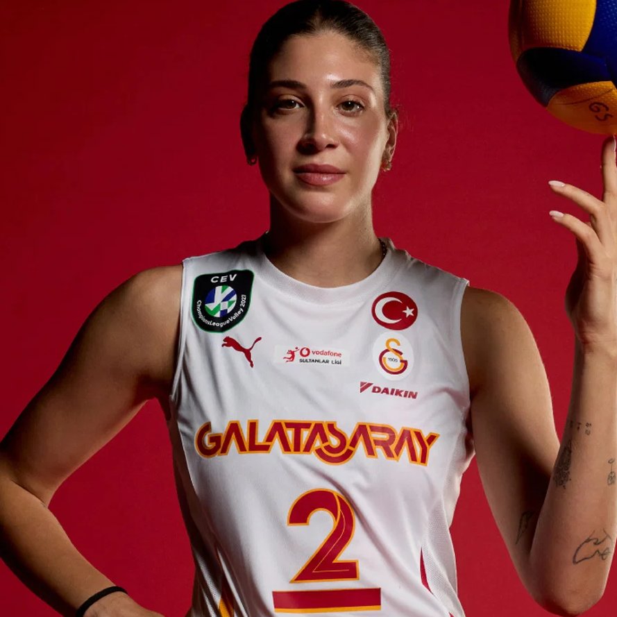gibbybaris's tweet photo. 🎙️ Mehmet Cibara, kaptan İlkin Aydın'ın sözleşme yenileme süreci sorulduğunda:

Kontratın gecikmesini soruyorsun sanırım. O tamamen... Bu konu da özel bir konu olduğu için; menajerinin, ailesinden birinin sağlık sorunu dolayısıyla 2 kere ertelendi. Başka hiçbir sebebi yok. Bunu menajerine de sorabilirsiniz, İlkin'e de sorabilirsiniz.   

Kaptan hiçbir yere gidemez zaten. Önümüzdeki sene de kalacak, ondan sonraki sene de kalacak. Yani şimdi böyle bir karakterli, böyle bir iyi oyuncumuz, böyle bir smaçörümüz varken niye ben değiştireyim? Niye geciktireyim? Niye tehlikeye atayım?   

Tamamen sağlık sorunlarıyla ilgili, başka hiçbir şeyi yok.

📺 @canbedell x Eski Açık