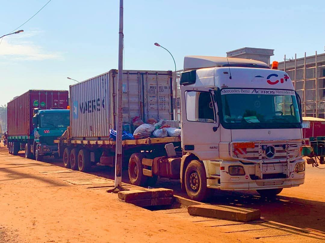 journaldebangu1's tweet photo. 📷 CONTRÔLE DES IMPORTATIONS
Plusieurs véhicules transportant des marchandises en provenance du Cameroun ont été saisis pour défaut de documents requis, notamment la déclaration d’importation commerciale et le certificat de conformité.

#RCA #Commerce #Importation #Contrôle https://t.co/vzv4SZQuqL