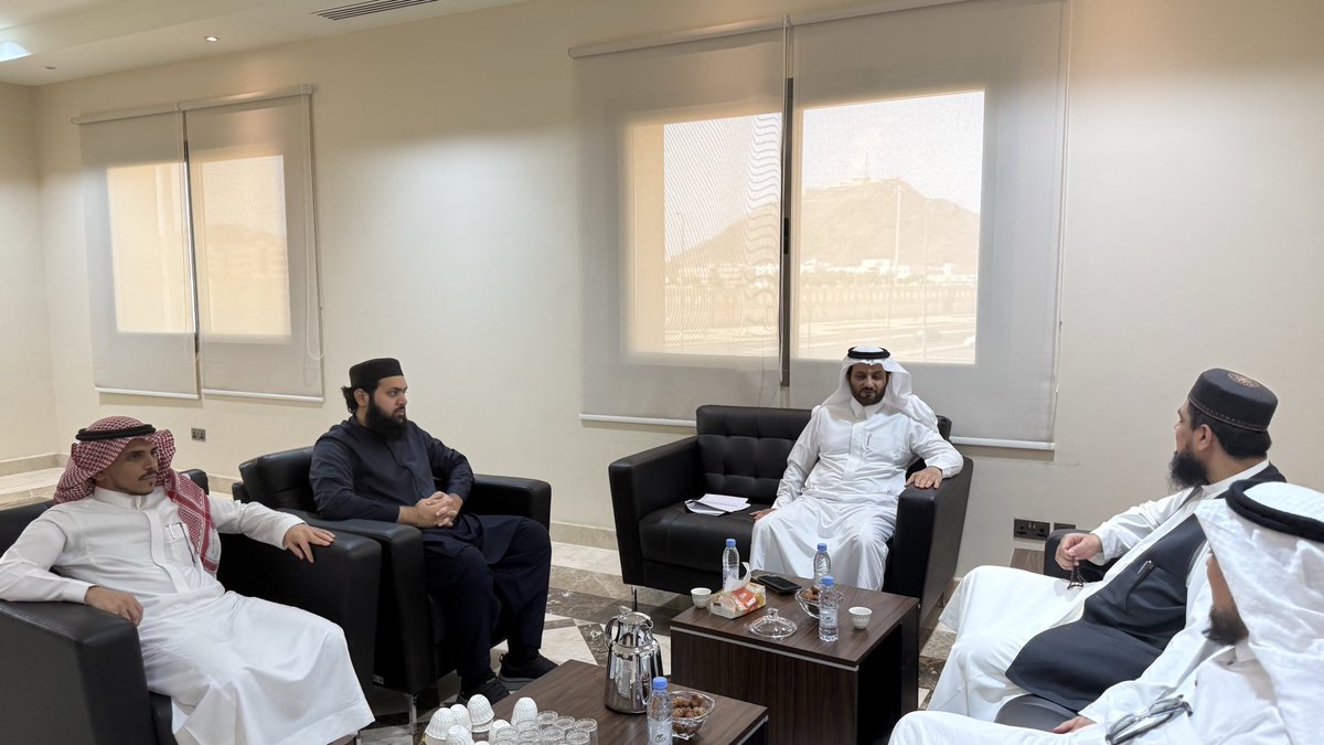 Col_Law_Isl_En's tweet photo. Dr. 'Abdullāh Al-'Arīfī, Dean of Manārāt al-'Ilm Private College, received Prof. Muḥammad Ilyās, Imam of King Faisal Mosque and Director General of the Da'wah Academy, International Islamic University, Pakistan. 

They discussed scholarly and academic topics of mutual interest. https://t.co/LoAeUe31vd