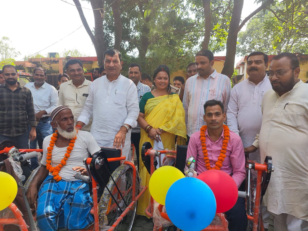 dmgonda2's tweet photo. "सेवा संकल्प अभियान" अन्तर्गत विकासखण्ड छपिया  में मा० विधायक गौरा श्री प्रभात वर्मा जी द्वारा दिव्यांगजनों को विभिन्न सहायक उपकरण, गर्भवती महिलाओं की गोदभराई, पिछड़ावर्ग लाभार्थियों को शादी अनुदान स्वीकृति प्रमाण पत्र आदि वितरण किया गया।
#सेवा_संकल्प_अभियान 
#गोण्डा_उत्तर_प्रदेश https://t.co/fMMDqXFD9z