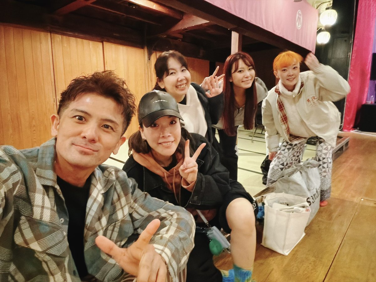 conte_sirokuma's tweet photo. 10/3〜スタートする秋のおどり『Revive』の稽古と準備！！！
秋から妃那さん・愛瀬さん・坂下さんが参戦で、華やかなレビューショーお届けします❣️
稽古後の1枚✌️本日も1日お疲れ様でした☺️
初日まであと2日！！！是非お楽しみに📻

#FabulousRevueBoys
#康楽館　
#創建116年 
#国重要文化財　
#秋田県小坂町