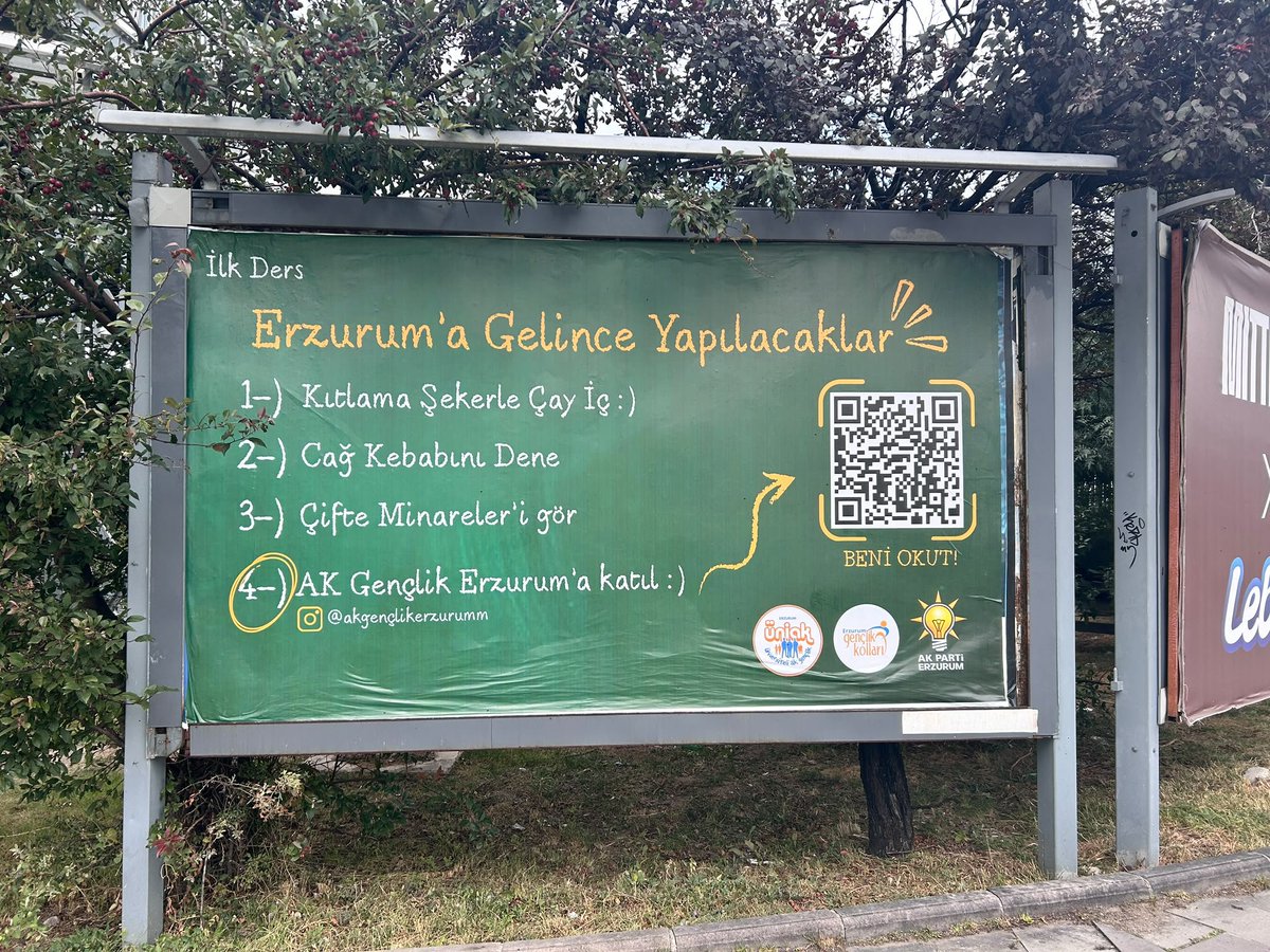 akgenclik025's tweet photo. Yeni bir şehir, yeni insanlar, yeni hikâyeler…

Biz de Erzurum’a yeni gelen arkadaşlarımız için şehrin küçük ama güzel detaylarını bir araya getirdik. 🏔️

Kimi zaman bir kıtlama şekerinde, kimi zaman tarihi bir sokakta, kimi zaman yeni kurulan bir dostlukta saklı bu şehir.

Erzurum’u tanımaya, yaşamaya ve güzel hatıralar biriktirmeye hazır mısın? 💙