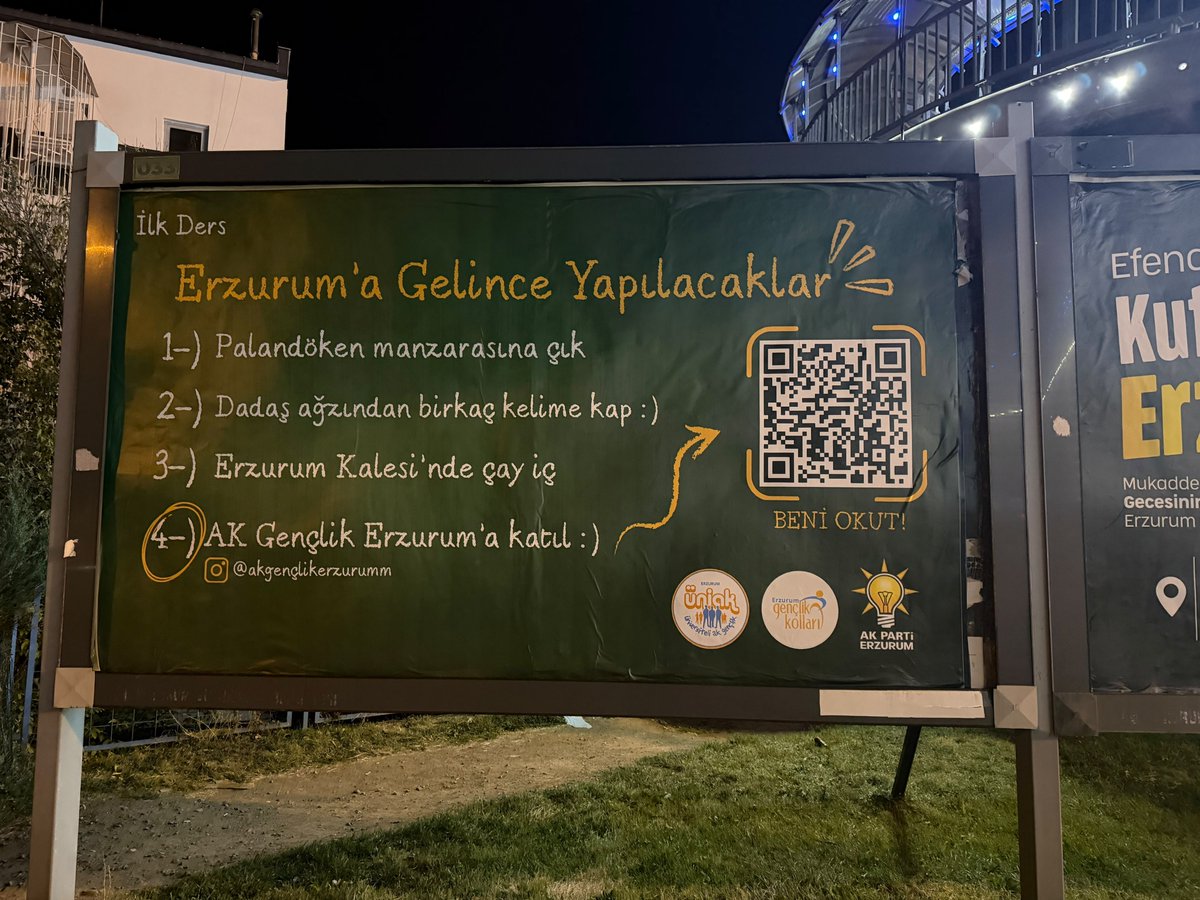 akgenclik025's tweet photo. Yeni bir şehir, yeni insanlar, yeni hikâyeler…

Biz de Erzurum’a yeni gelen arkadaşlarımız için şehrin küçük ama güzel detaylarını bir araya getirdik. 🏔️

Kimi zaman bir kıtlama şekerinde, kimi zaman tarihi bir sokakta, kimi zaman yeni kurulan bir dostlukta saklı bu şehir.

Erzurum’u tanımaya, yaşamaya ve güzel hatıralar biriktirmeye hazır mısın? 💙