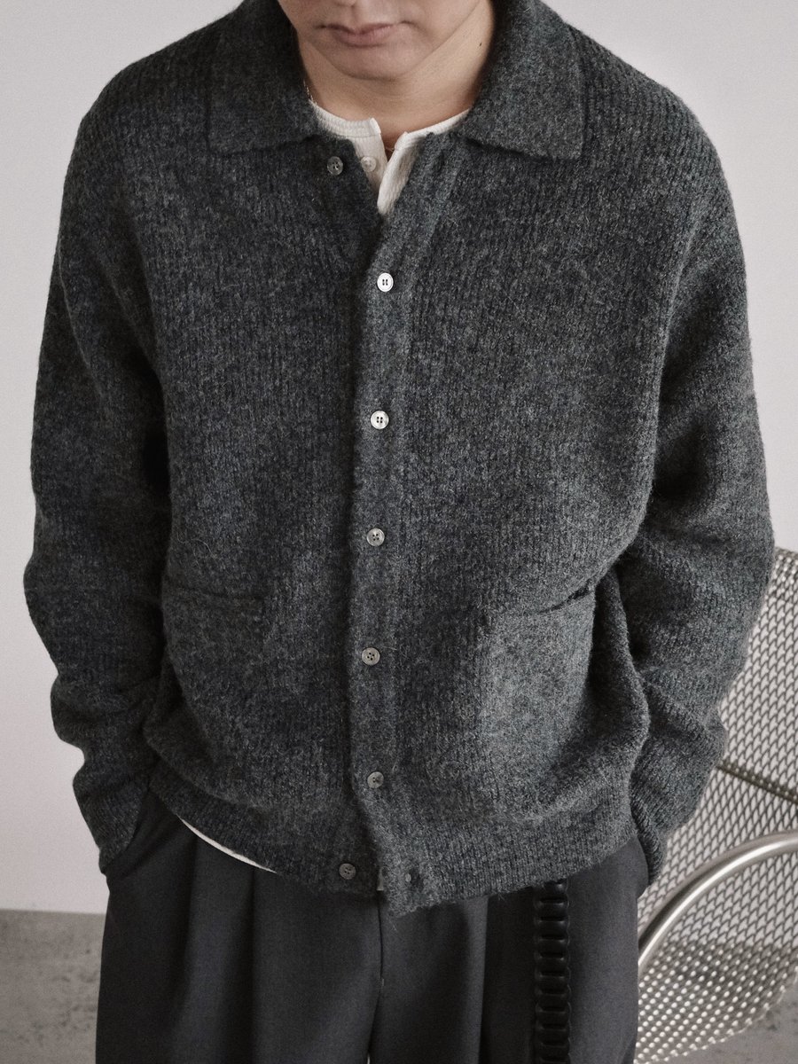 genji_official_'s tweet photo. 秋支度はやっぱりニットから…🧶

WYMで人気のカーディガンとVネックの2型がいよいよ明日!!

去年すぐ完売したモヘヤ混のニットカーデ
今年は編み地を7Gのローゲージに変えて、度目を調整して重くならない軽さに。製品洗いのあと微起毛をかけてるから、糸本来のやわらかい起毛感。衿も立体的に作り直したので、羽織るだけで首元がきれいに決まる。
今季からXS���イズもご用意してます！

もう一型は、26SSで完売したシルク混のVネック（新色ダークネイビー）あまり使われない9Gの編み機で編んだ絶妙な肉感で、一枚でも安っぽく見えない。横幅と深さを計算したVネック設計にしています…¥4,400

明日10/2(金)12時~ZOZOTOWN