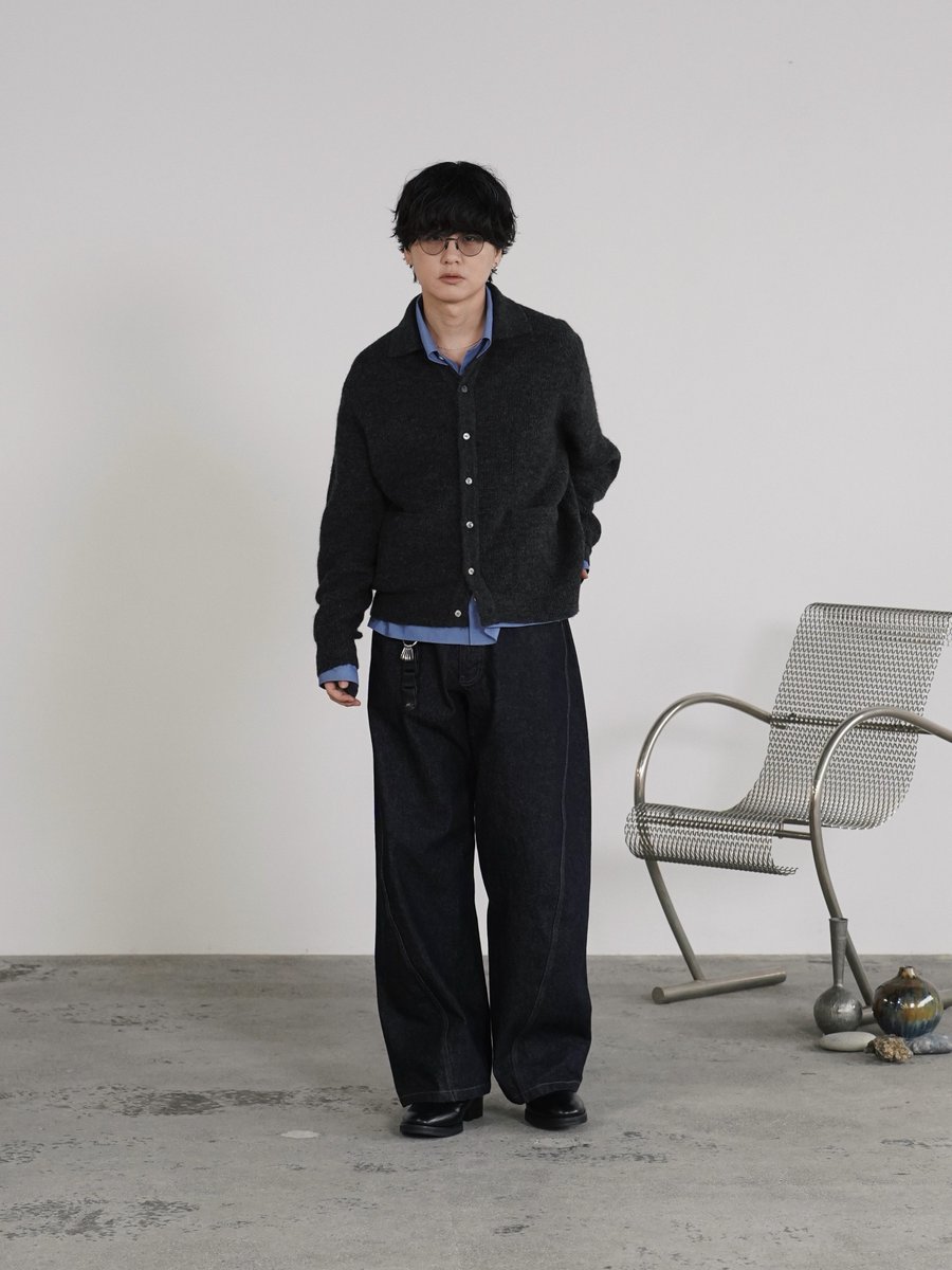 genji_official_'s tweet photo. 秋支度はやっぱりニットから…🧶

WYMで人気のカーディガンとVネックの2型がいよいよ明日!!

去年すぐ完売したモヘヤ混のニットカーデ
今年は編み地を7Gのローゲージに変えて、度目を調整して重くならない軽さに。製品洗いのあと微起毛をかけてるから、糸本来のやわらかい起毛感。衿も立体的に作り直したので、羽織るだけで首元がきれいに決まる。
今季からXS���イズもご用意してます！

もう一型は、26SSで完売したシルク混のVネック（新色ダークネイビー）あまり使われない9Gの編み機で編んだ絶妙な肉感で、一枚でも安っぽく見えない。横幅と深さを計算したVネック設計にしています…¥4,400

明日10/2(金)12時~ZOZOTOWN
