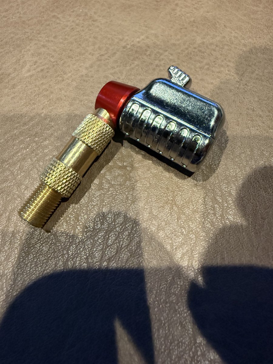 mabonigo's tweet photo. ﾂｲｯﾀで見かけたタイヤバル������クイックアダプター?(なんて言うか忘れた)

単品は空気入れダイレクトだったんでねじ込み式アダプターとニコイチ
ねじ込み中の空気漏れ皆無

見た目はあれだがそんなかさばらんし(ｴｯ)
私は満足です

使い勝手と耐久性はまた別のお話で。。。 https://t.co/A6FHsR485W
