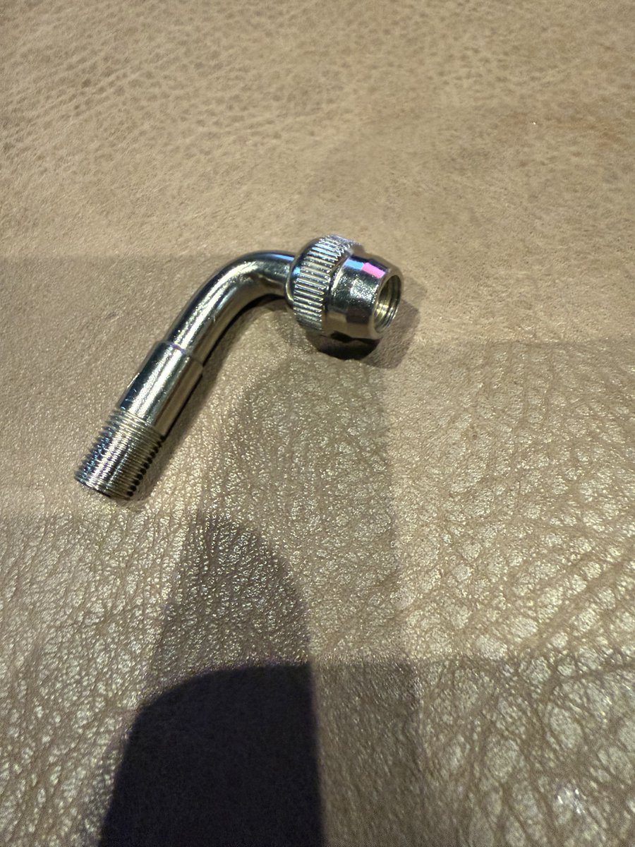 mabonigo's tweet photo. ﾂｲｯﾀで見かけたタイヤバル������クイックアダプター?(なんて言うか忘れた)

単品は空気入れダイレクトだったんでねじ込み式アダプターとニコイチ
ねじ込み中の空気漏れ皆無

見た目はあれだがそんなかさばらんし(ｴｯ)
私は満足です

使い勝手と耐久性はまた別のお話で。。。 https://t.co/A6FHsR485W
