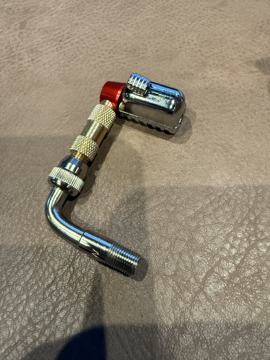 mabonigo's tweet photo. ﾂｲｯﾀで見かけたタイヤバル������クイックアダプター?(なんて言うか忘れた)

単品は空気入れダイレクトだったんでねじ込み式アダプターとニコイチ
ねじ込み中の空気漏れ皆無

見た目はあれだがそんなかさばらんし(ｴｯ)
私は満足です

使い勝手と耐久性はまた別のお話で。。。 https://t.co/A6FHsR485W
