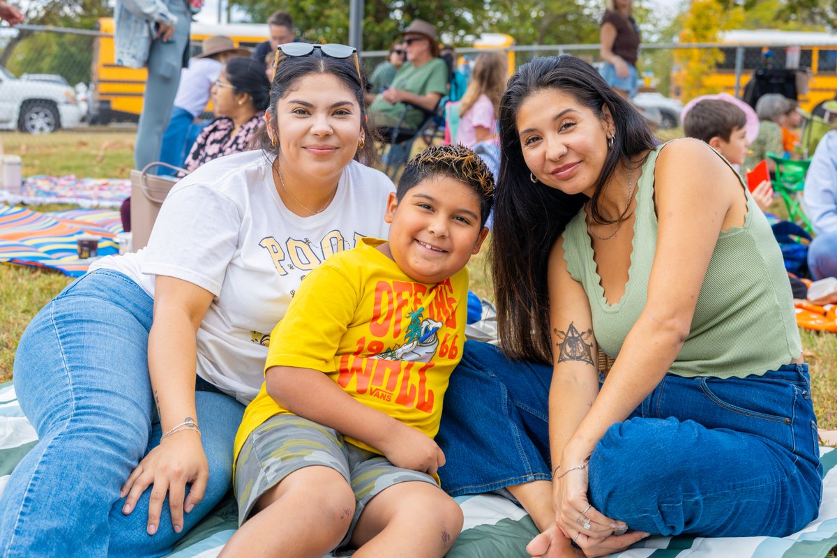 WCSedu's tweet photo. Fall weather set the stage for a fun-filled family picnic at Heritage Elementary. 🧺 On September 25, kindergarten through fifth grade students joined their family members for lunch on the playground. https://t.co/JzLOUJcoxS