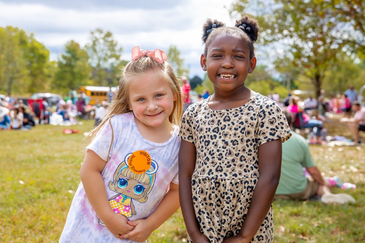 WCSedu's tweet photo. Fall weather set the stage for a fun-filled family picnic at Heritage Elementary. 🧺 On September 25, kindergarten through fifth grade students joined their family members for lunch on the playground. https://t.co/JzLOUJcoxS