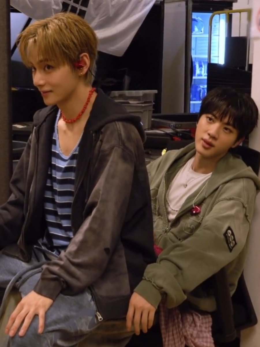 taejinpictures's tweet photo. taehyung's permanent fave seat https://t.co/XTakmwBXV2