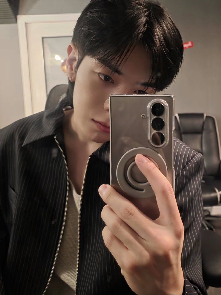 summermaltese's tweet photo. 011026 Jaeho Instagram (1)

🎵  Crush - Fall

“917 same day different time between long hair and short hair

(+ As for my birthday…🥹 Thank you so much to everyone who wished me a happy birthday and I love you 🎂❤️)” https://t.co/F0LxLYvpQr