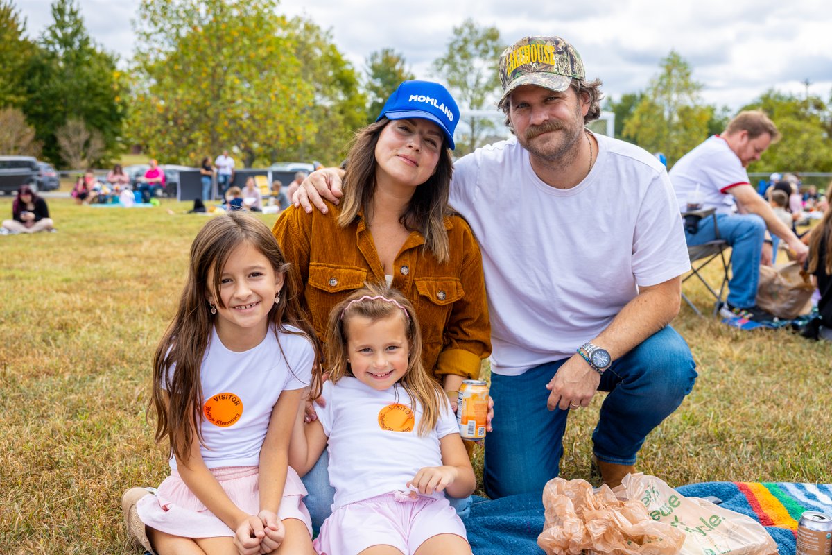 WCSedu's tweet photo. Fall weather set the stage for a fun-filled family picnic at Heritage Elementary. 🧺 On September 25, kindergarten through fifth grade students joined their family members for lunch on the playground. https://t.co/JzLOUJcoxS