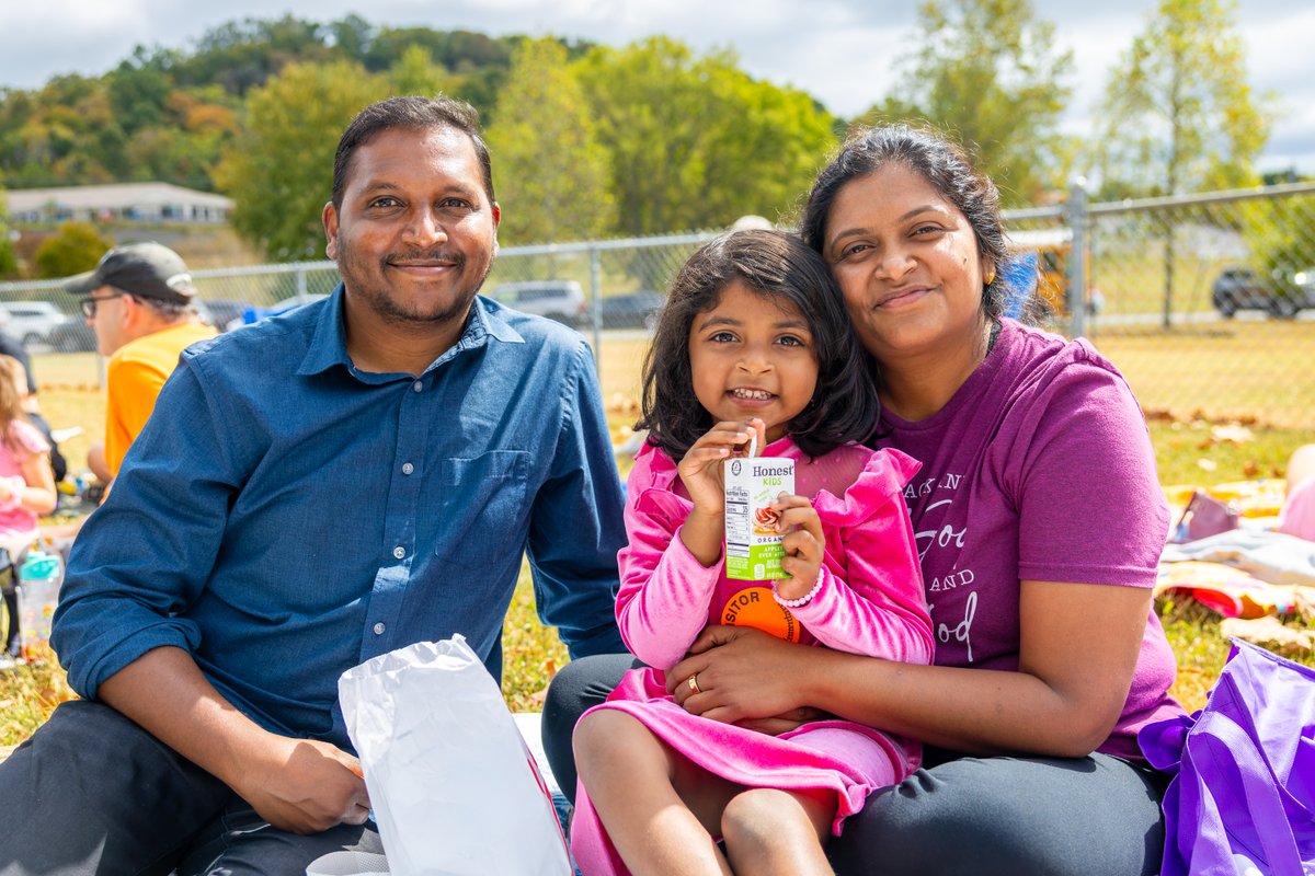 WCSedu's tweet photo. Fall weather set the stage for a fun-filled family picnic at Heritage Elementary. 🧺 On September 25, kindergarten through fifth grade students joined their family members for lunch on the playground. https://t.co/JzLOUJcoxS