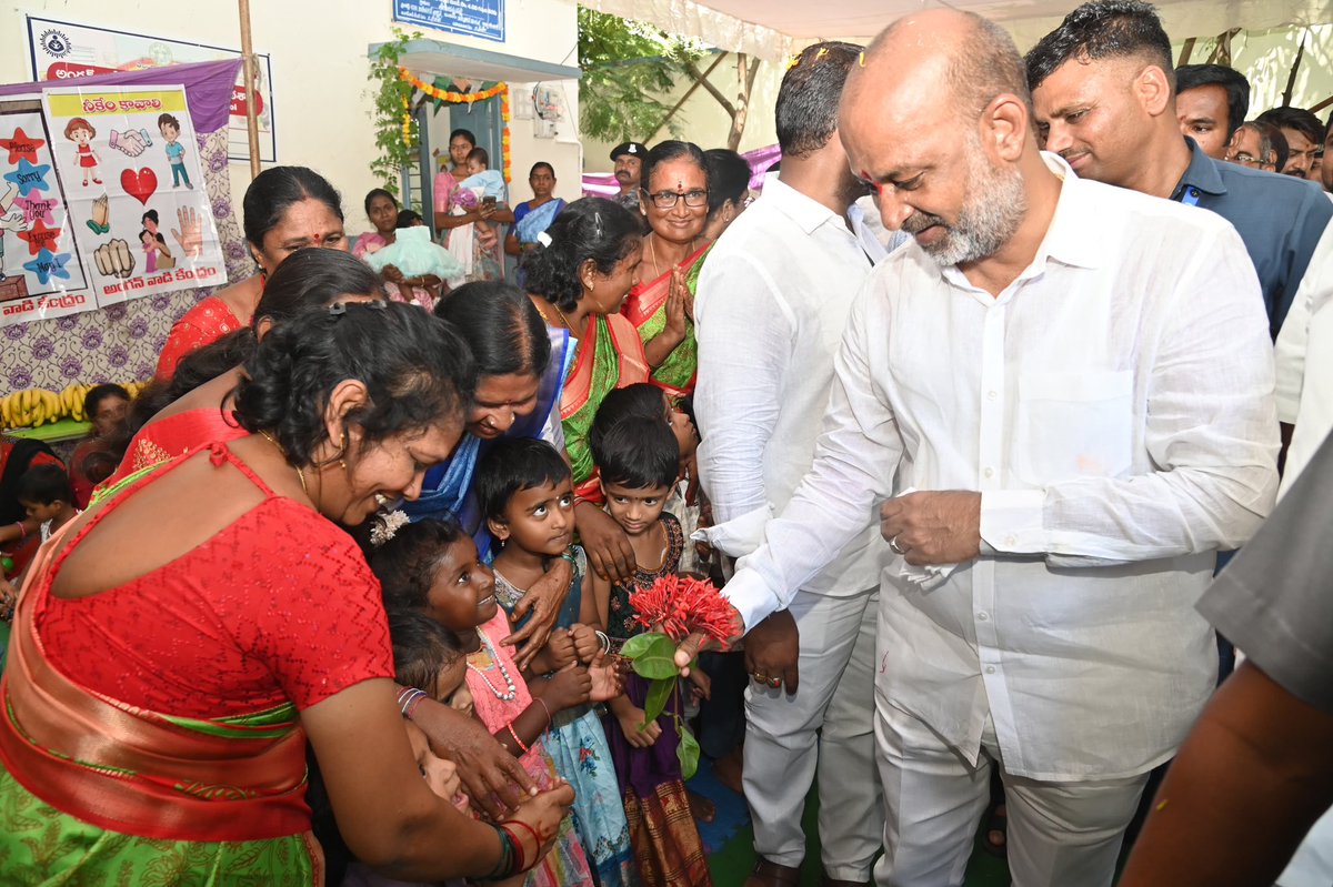 bandisanjay_bjp's tweet photo. దేశాభివృద్ధే లక్ష్యంగా, ప్రజా సంక్షేమమే ధ్యేయంగా.. నవ భారత నిర్మాణానికై అహర్నిశలు కృషి చేస్తున్న మన గౌరవ భారత ప్రధాని శ్రీ @narendramodi గారి 25 ఏళ్ల సుదీర్ఘ, నిస్వార్థ ప్రజా సేవను పురస్కరించుకుని నిర్వహిస్తున్న 'సేవా సంకల్ప్ అభియాన్'లో భాగంగా.. ఈరోజు కరీంనగర్ తీగలగుట్టపల్లిలో చేపట్టిన 'అంగన్ మిలన్ సేవ' కార్యక్రమంలో పాల్గొన్నాను.

ప్రజలకు సేవ చేయాలనే మోదీ గారి గొప్ప స్ఫూర్తిని చాటిచెప్పేలా చేపట్టిన ఈ కార్యక్రమంలో నగర మేయర్  కొలగాని శ్రీనివాస్ గారు, డిప్యూటీ మేయర్ సునీల్ రావు గారు, బీజేపీ జిల్లా అధ్యక్షులు సాయిని మల్లేశం గారు, బీజేపీ కార్పొరేటర్లు, నాయకులు పాల్గొన్నారు.
#SevaSankalpAbhiyan