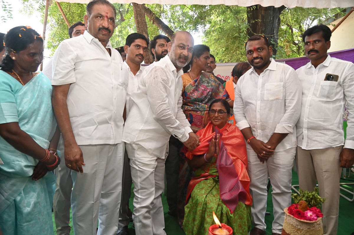 bandisanjay_bjp's tweet photo. దేశాభివృద్ధే లక్ష్యంగా, ప్రజా సంక్షేమమే ధ్యేయంగా.. నవ భారత నిర్మాణానికై అహర్నిశలు కృషి చేస్తున్న మన గౌరవ భారత ప్రధాని శ్రీ @narendramodi గారి 25 ఏళ్ల సుదీర్ఘ, నిస్వార్థ ప్రజా సేవను పురస్కరించుకుని నిర్వహిస్తున్న 'సేవా సంకల్ప్ అభియాన్'లో భాగంగా.. ఈరోజు కరీంనగర్ తీగలగుట్టపల్లిలో చేపట్టిన 'అంగన్ మిలన్ సేవ' కార్యక్రమంలో పాల్గొన్నాను.

ప్రజలకు సేవ చేయాలనే మోదీ గారి గొప్ప స్ఫూర్తిని చాటిచెప్పేలా చేపట్టిన ఈ కార్యక్రమంలో నగర మేయర్  కొలగాని శ్రీనివాస్ గారు, డిప్యూటీ మేయర్ సునీల్ రావు గారు, బీజేపీ జిల్లా అధ్యక్షులు సాయిని మల్లేశం గారు, బీజేపీ కార్పొరేటర్లు, నాయకులు పాల్గొన్నారు.
#SevaSankalpAbhiyan