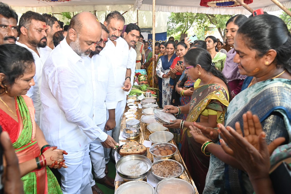 bandisanjay_bjp's tweet photo. దేశాభివృద్ధే లక్ష్యంగా, ప్రజా సంక్షేమమే ధ్యేయంగా.. నవ భారత నిర్మాణానికై అహర్నిశలు కృషి చేస్తున్న మన గౌరవ భారత ప్రధాని శ్రీ @narendramodi గారి 25 ఏళ్ల సుదీర్ఘ, నిస్వార్థ ప్రజా సేవను పురస్కరించుకుని నిర్వహిస్తున్న 'సేవా సంకల్ప్ అభియాన్'లో భాగంగా.. ఈరోజు కరీంనగర్ తీగలగుట్టపల్లిలో చేపట్టిన 'అంగన్ మిలన్ సేవ' కార్యక్రమంలో పాల్గొన్నాను.

ప్రజలకు సేవ చేయాలనే మోదీ గారి గొప్ప స్ఫూర్తిని చాటిచెప్పేలా చేపట్టిన ఈ కార్యక్రమంలో నగర మేయర్  కొలగాని శ్రీనివాస్ గారు, డిప్యూటీ మేయర్ సునీల్ రావు గారు, బీజేపీ జిల్లా అధ్యక్షులు సాయిని మల్లేశం గారు, బీజేపీ కార్పొరేటర్లు, నాయకులు పాల్గొన్నారు.
#SevaSankalpAbhiyan