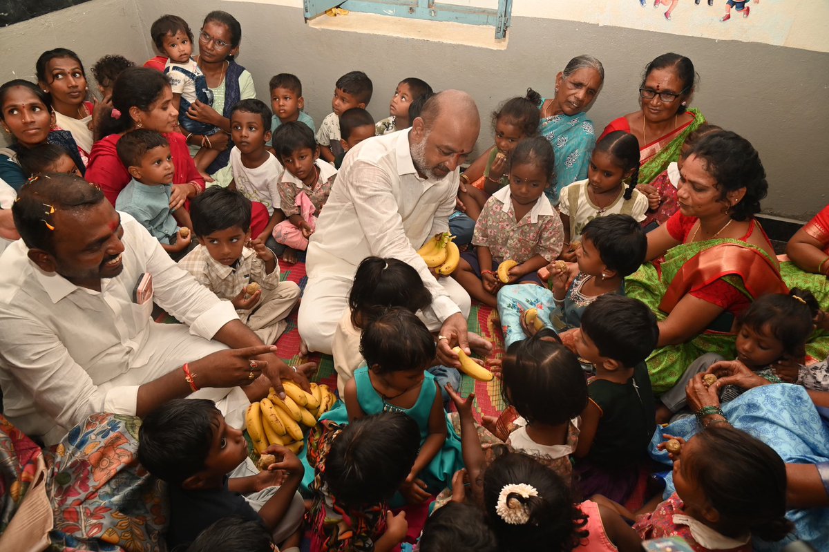 bandisanjay_bjp's tweet photo. దేశాభివృద్ధే లక్ష్యంగా, ప్రజా సంక్షేమమే ధ్యేయంగా.. నవ భారత నిర్మాణానికై అహర్నిశలు కృషి చేస్తున్న మన గౌరవ భారత ప్రధాని శ్రీ @narendramodi గారి 25 ఏళ్ల సుదీర్ఘ, నిస్వార్థ ప్రజా సేవను పురస్కరించుకుని నిర్వహిస్తున్న 'సేవా సంకల్ప్ అభియాన్'లో భాగంగా.. ఈరోజు కరీంనగర్ తీగలగుట్టపల్లిలో చేపట్టిన 'అంగన్ మిలన్ సేవ' కార్యక్రమంలో పాల్గొన్నాను.

ప్రజలకు సేవ చేయాలనే మోదీ గారి గొప్ప స్ఫూర్తిని చాటిచెప్పేలా చేపట్టిన ఈ కార్యక్రమంలో నగర మేయర్  కొలగాని శ్రీనివాస్ గారు, డిప్యూటీ మేయర్ సునీల్ రావు గారు, బీజేపీ జిల్లా అధ్యక్షులు సాయిని మల్లేశం గారు, బీజేపీ కార్పొరేటర్లు, నాయకులు పాల్గొన్నారు.
#SevaSankalpAbhiyan