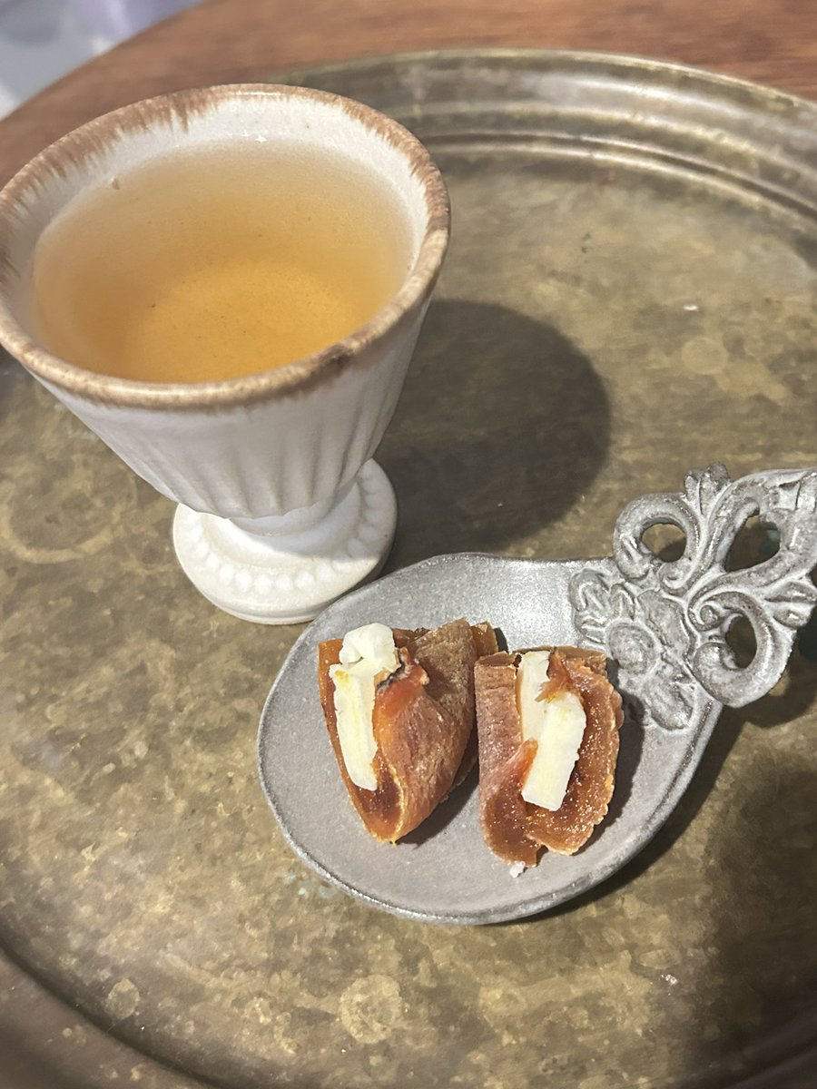 tamao_world's tweet photo. 佐渡で買った干し柿に佐渡バター挟みました。危険な食べ物。 https://t.co/4efvmmYuZs