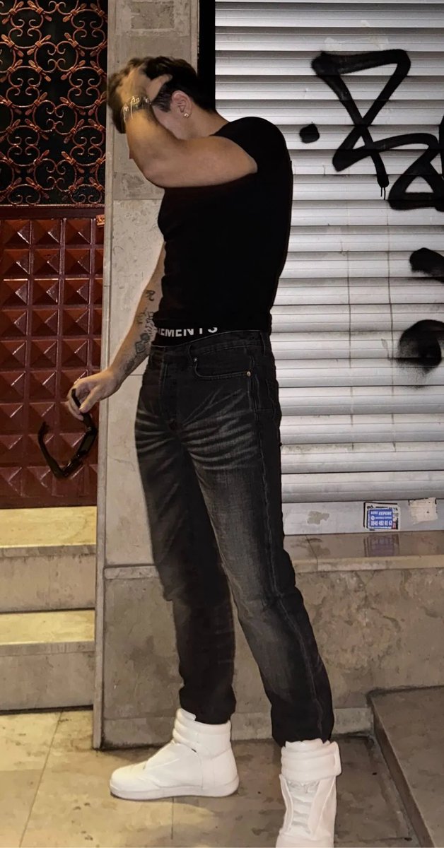 sebitleme's tweet photo. yav bi insana dior hedi bu kadar mı yakısmaz amına koyim pantolonu alıp gidicem lavugun ilana koydugu fotoya bak beline kadar cekmis pantolonu https://t.co/FnJJZ0z066