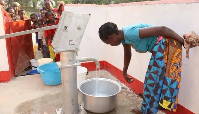 journaldebangu1's tweet photo. Niem-Yéléwa: de nouveaux forages pour améliorer l’accès à l’eau potable. 
Les travaux ont été lancés le 25 septembre, avec un financement de la MINUSCA à travers les QIPs et une mise en œuvre par l’ONG MHD. Les ouvrages doivent être réalisés en environ six mois.
#RCA #NanaMambéré https://t.co/nJq6AUGZ5S