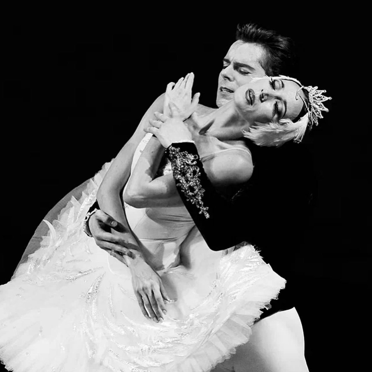 hrstylearchive's tweet photo. Viktoria Tereshkina &amp; Vladimir Shklyarov in the Mariinsky Ballet production of “Swan Lake,” 2013 https://t.co/mZqJUpgGuT