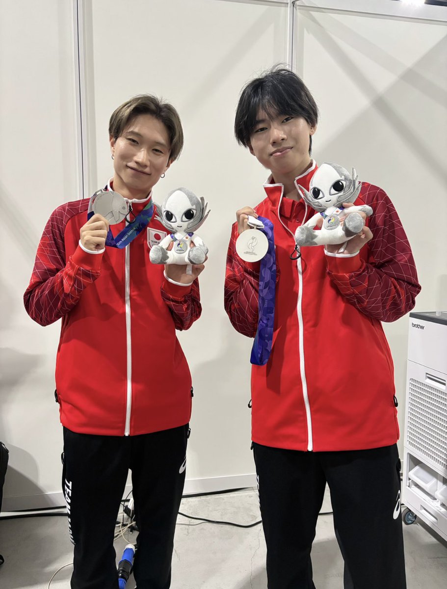 maekennee's tweet photo. アジア大会が終わり
自分はベンチとしてこのチームを見てきたけど、
練習でも試合でもそばこの司令塔の凄さに感心することが多くて、あかまじゅに関してはベンチで鳥肌しか立たなかった。それとcityさんは日本一の救助職すぎた←🥇
そばこお疲れ様、ありがとう✨
#愛知名古屋2026 #TEAMJAPAN https://t.co/FjN2AtsgCi