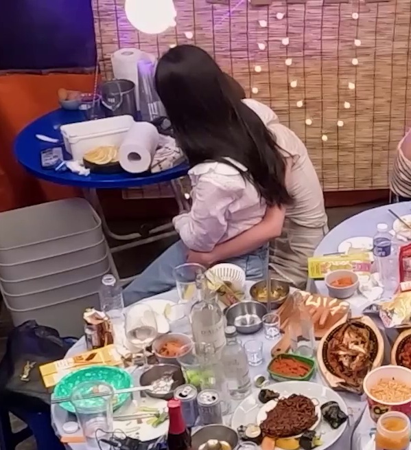 SSaidachaeng's tweet photo. Considering how wild Sana gets when she drinks! 😘🍸👩‍❤️‍💋‍👩🤪 it makes perfect sense for her not wanting to be around the other members, excluding Dahyun.

The times that Twice did drink together, Jihyo was an eye witness....👀 https://t.co/IIdHf0xlLC