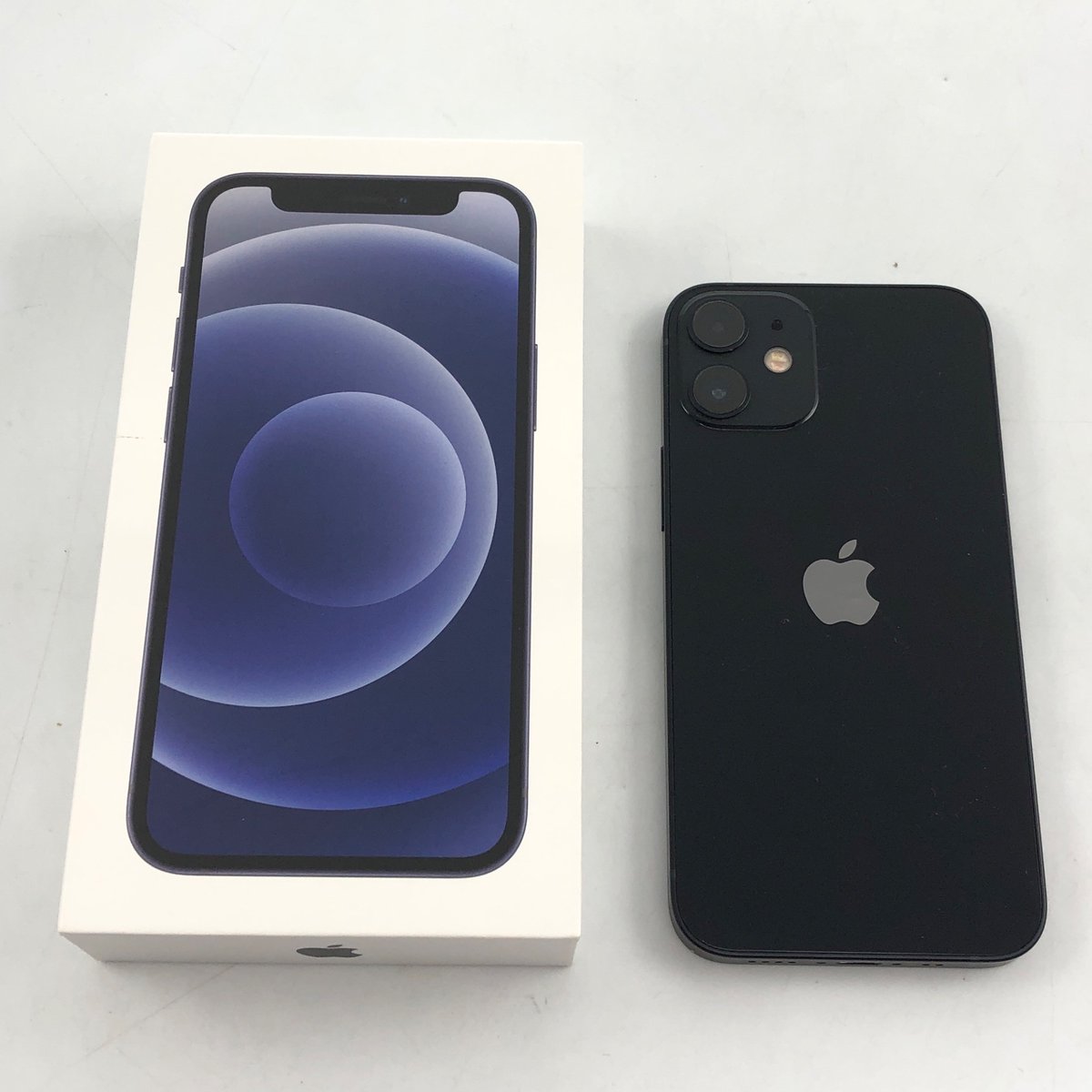 otasou_handa's tweet photo. 【販売中✨】
iPhone 12 mini (64GB) ブラック

片手でサクサク扱える絶妙なサイズ感と、引き締まったカラーが魅力の1台です。サブ機や初めてのスマホにもおすすめ！
#iPhone #スマホ買取 #スマホ販売 #iPhone12mini #中古スマホ #お宝創庫 https://t.co/XJLckuIq0c