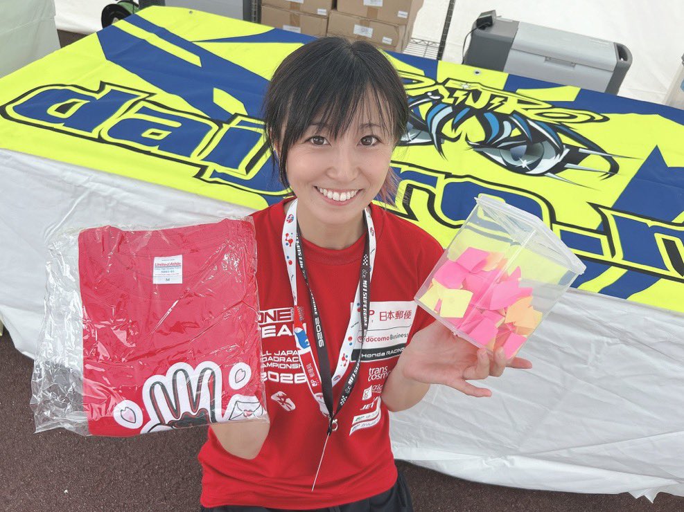 okazaki_shizuka's tweet photo. #motopGP
#モビリティリゾートもてぎ

#日本人ライダー応援ショップ
【#岡崎静夏応援くじ 】
今年も販売させて頂きます(^^)/❤️

大当たりはパーカーやTシャツ、キーホルダーなど！ハズレなしの必ず何かが当たるくじ引きです✨

くじ限定のステッカーも10種類以上ありますのでぜひきてください🌈 https://t.co/VfIReuZ9bh