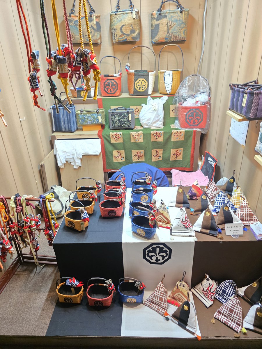 saiga0130's tweet photo. 浅草・平成中村座本日から初日です

浅草茶屋のブースでお土産やお弁当を

販売しております

１ヶ月間ブースの責任者をさせていただきます

写真は今週の職人さんブースの商品です

2026年10月に開催される浅草・平成中村座「十 月大歌舞伎」の主な出演者は、中村勘九郎、中村七之助、中村勘太郎、中村長三郎、中村鶴松の中村屋勢 を中心に、中村芝、中村扇雀、中村治郎、片岡仁左衛門(特別出演)

浅草平成中村座2026年