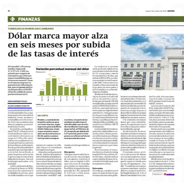 PabloMoreyraAlm's tweet photo. ¿Por qué subió el dólar en el Perú? Lo explico simple.

En septiembre el dólar pasó de S/3.37 a S/3.43. Subió 1.8%, su mayor alza en seis meses. La causa no está en el Perú, sino en Estados Unidos.

1. El petróleo se disparó. El conflicto en Medio Oriente llevó el barril a cerca de US$100. Cuando sube el petróleo, sube casi todo: transporte, alimentos, producción. Eso reavivó la inflación en EE.UU.
2. La Reserva Federal (su banco central) respondió subiendo su tasa de interés a un rango de 3.75% a 4%. El mercado esperaba lo contrario: que la bajara. Fue una sorpresa.
3. Además, EE.UU. necesita mucho financiamiento, incluidas las enormes inversiones en inteligencia artificial. Eso también empuja hacia arriba los intereses a largo plazo, que llegaron a niveles que no se veían desde 2007.

¿Y qué tiene que ver esto con nuestro tipo de cambio?

Piensa en el dinero como agua: va adonde rinde más. Si un bono en EE.UU. paga más intereses y además es seguro, muchos inversionistas venden soles y otros activos de países emergentes para comprar dólares y llevarlos allá. Más gente comprando dólares significa un dólar más caro.

El BCR intervino vendiendo dólares para que la subida no fuera brusca. Su trabajo no es fijar un precio, sino evitar saltos que dañen a familias y empresas.

¿A quién afecta? A quien tiene deudas en dólares, a quien importa y, con algo de rezago, a los precios de productos importados.

La buena noticia es que el Perú tiene reservas sólidas y una moneda que ha resistido mejor que la de muchos vecinos. El riesgo viene de afuera. La pregunta para los próximos meses es si el petróleo y la Fed nos dan tregua.

@bcrpoficial @MEF_Peru