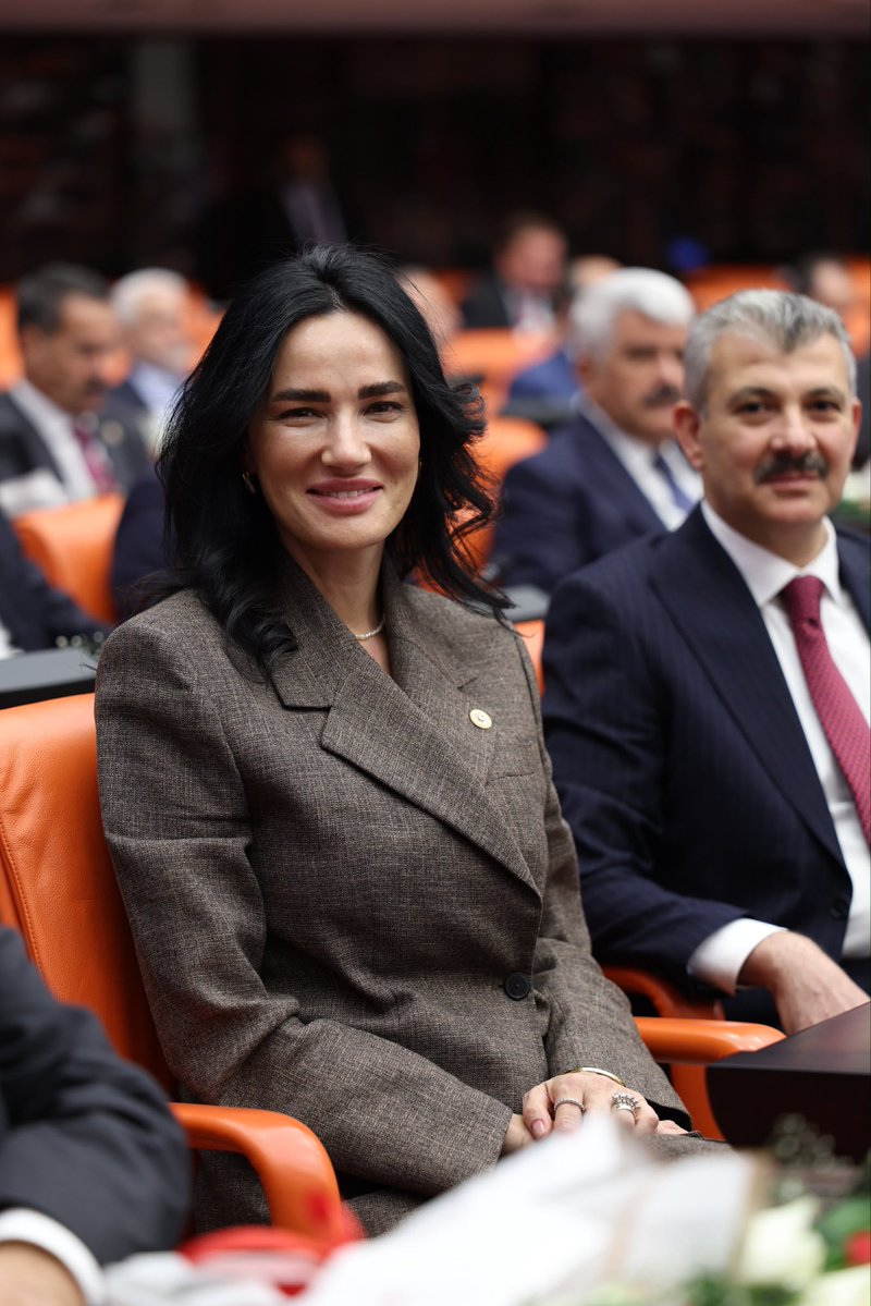 SedaSaribas09's tweet photo. Türkiye Büyük Millet Meclisimizin 28. Dönem 5. Yasama Yılı’nın açılışını, Cumhurbaşkanımız Sayın Recep Tayyip Erdoğan’ın teşrifleriyle gerçekleştirdik.

Cumhurbaşkanımız Sayın Recep Tayyip Erdoğan’ın liderliğinde; Terörsüz Türkiye hedefimizi kararlılıkla ilerletmek, millî birlik ve beraberliğimizi daha da güçlendirmek ve ülkemizin kalkınma hamlesini yeni adımlarla taçlandırmak için Meclisimizde çalışmalarımıza devam edeceğiz.

Türkiye Yüzyılı hedeflerimiz doğrultusunda, güçlü ve büyük Türkiye için milletimizin emanetine sahip çıkarak çalışmayı sürdüreceğiz.

Yeni yasama yılının ülkemize, aziz milletimize ve Meclisimize hayırlı olmasını diliyorum.