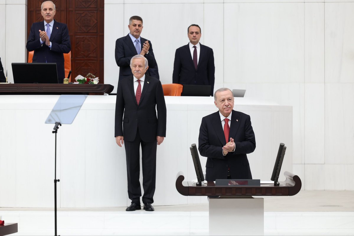 SedaSaribas09's tweet photo. Türkiye Büyük Millet Meclisimizin 28. Dönem 5. Yasama Yılı’nın açılışını, Cumhurbaşkanımız Sayın Recep Tayyip Erdoğan’ın teşrifleriyle gerçekleştirdik.

Cumhurbaşkanımız Sayın Recep Tayyip Erdoğan’ın liderliğinde; Terörsüz Türkiye hedefimizi kararlılıkla ilerletmek, millî birlik ve beraberliğimizi daha da güçlendirmek ve ülkemizin kalkınma hamlesini yeni adımlarla taçlandırmak için Meclisimizde çalışmalarımıza devam edeceğiz.

Türkiye Yüzyılı hedeflerimiz doğrultusunda, güçlü ve büyük Türkiye için milletimizin emanetine sahip çıkarak çalışmayı sürdüreceğiz.

Yeni yasama yılının ülkemize, aziz milletimize ve Meclisimize hayırlı olmasını diliyorum.