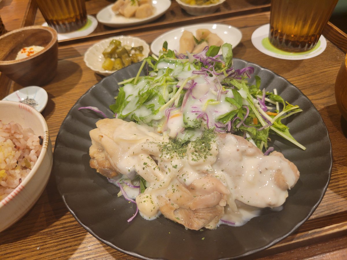 aka__haji's tweet photo. 日比谷でごはん。健康。楽しい。 https://t.co/SXVzpeJwqb