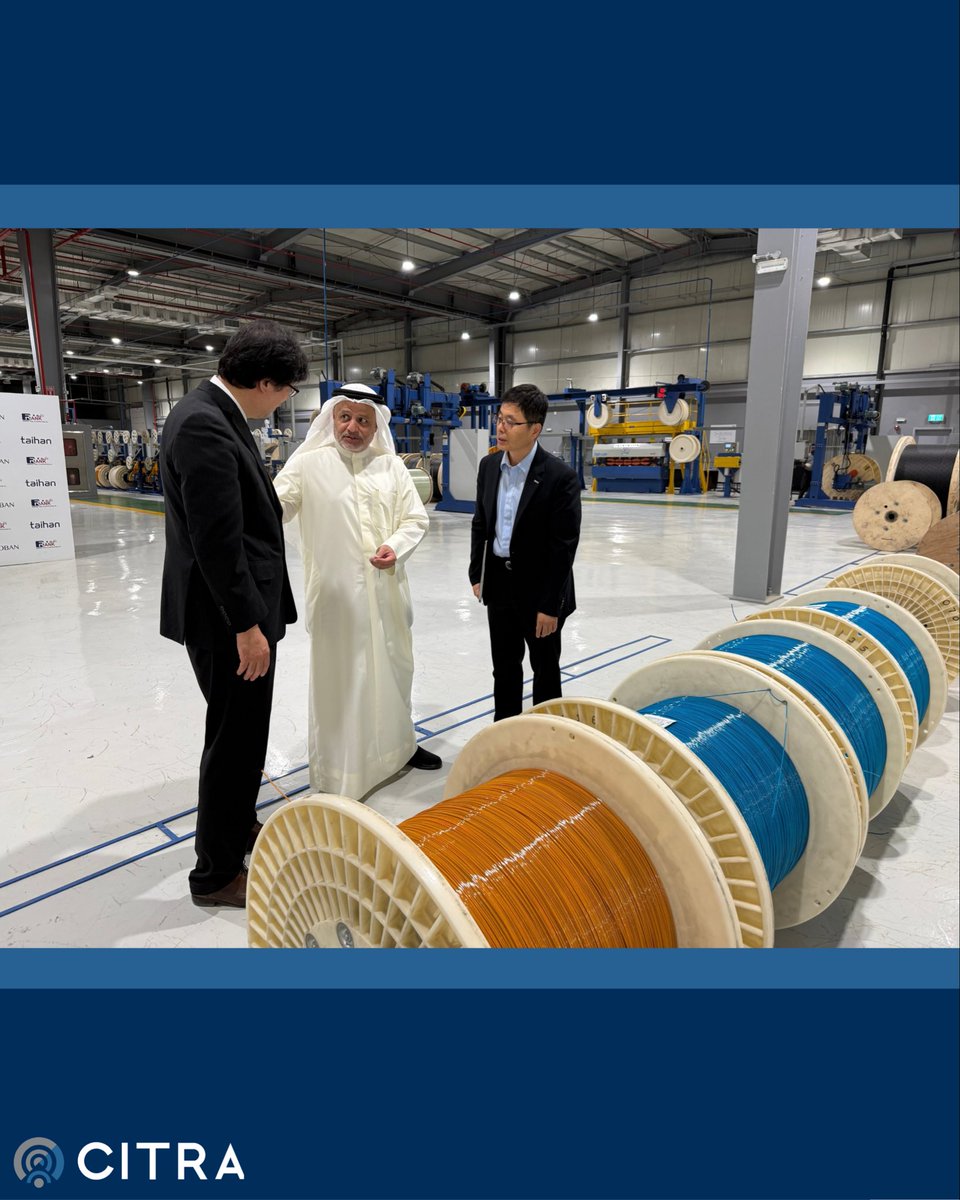 CitraKuwait's tweet photo. قام سعادة رئيس مجلس إدارة الهيئة د. خالد الزامل، يرافقه وفد من الهيئة، بزيارة مصنع «تايهان الكويت» لكابلات الألياف البصرية في ميناء عبدالله، للاطلاع على عمليات التصنيع واختبارات الجودة. وأكد أهمية الإنتاج المحلي في دعم شبكات الاتصالات وتنويع مصادر التوريد وتعزيز القدرات الصناعية.

#citrakuwait
